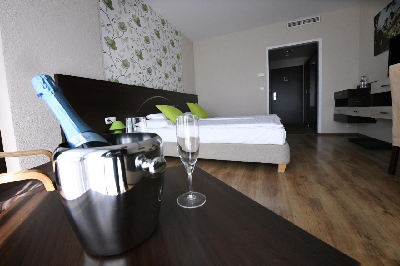 Ezuesthid Hotel Veszprém Exterior photo